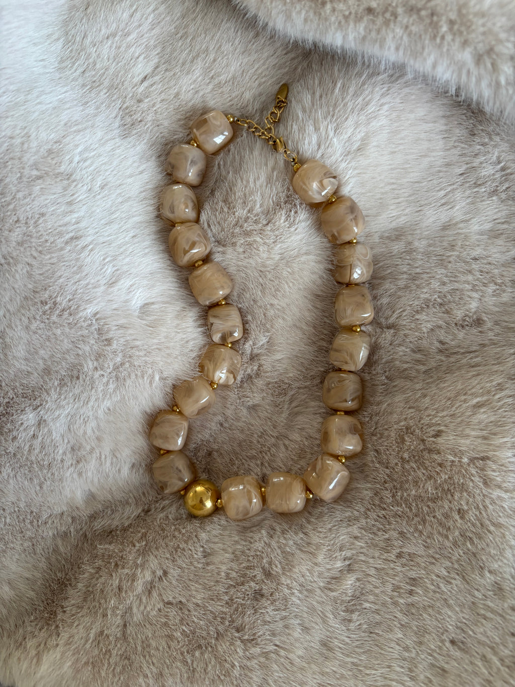 COLLIER TAUPE BARBARA Chic et Paillettes