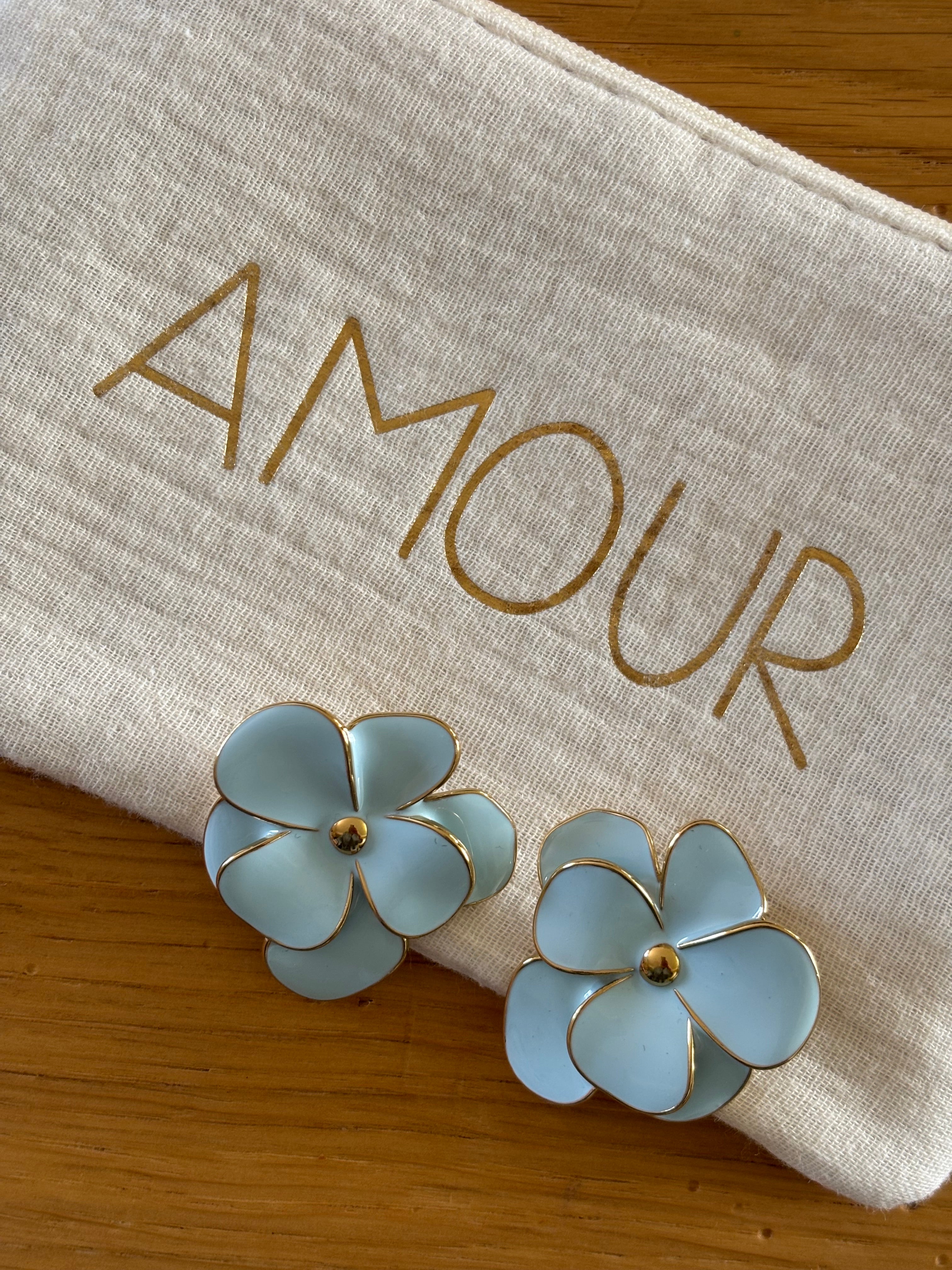 BOUCLES D'OREILLES FLEUR BLEUE Chic et Paillettes